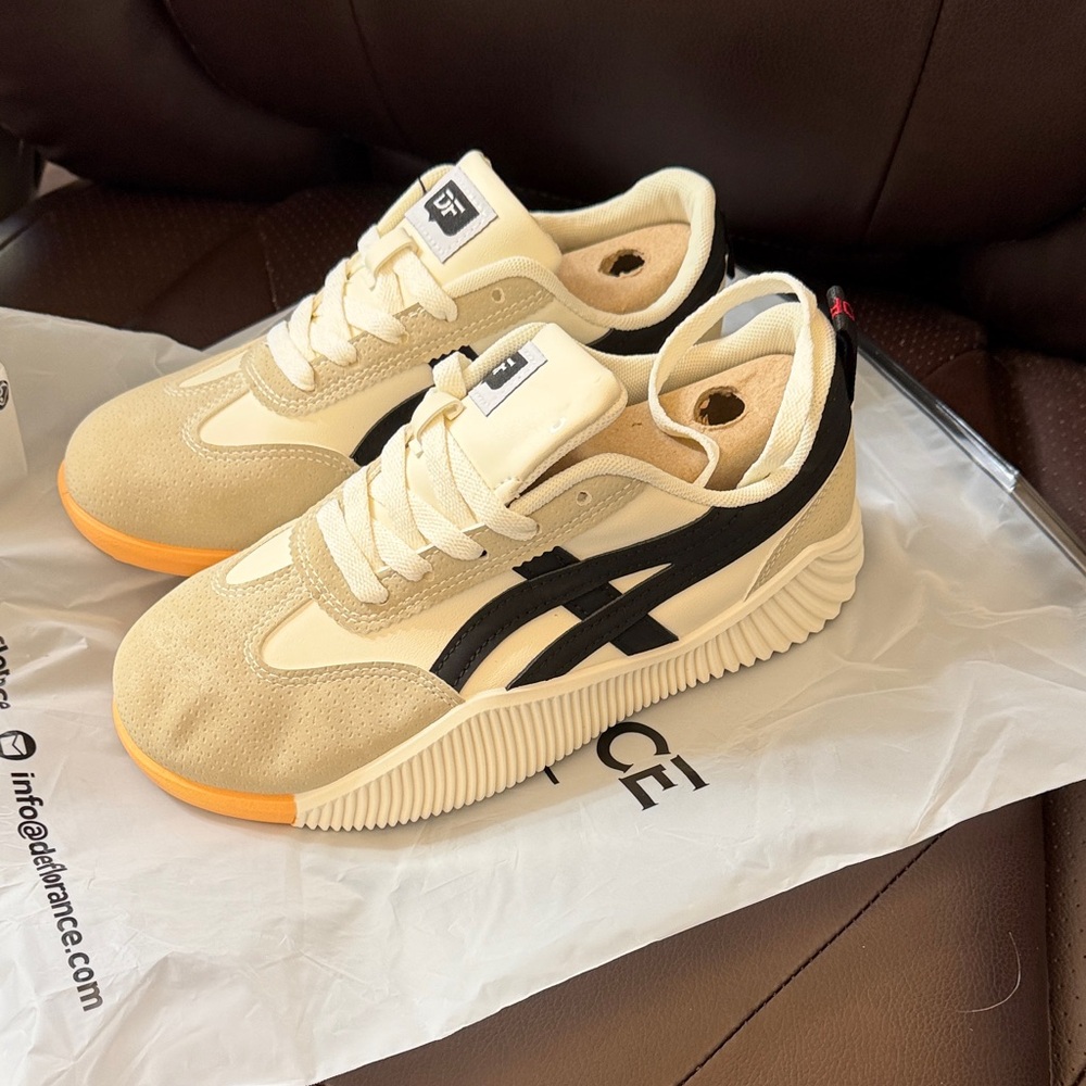 De Florence Women's Athletic Shoes - Beige and Black 6.5 NWT